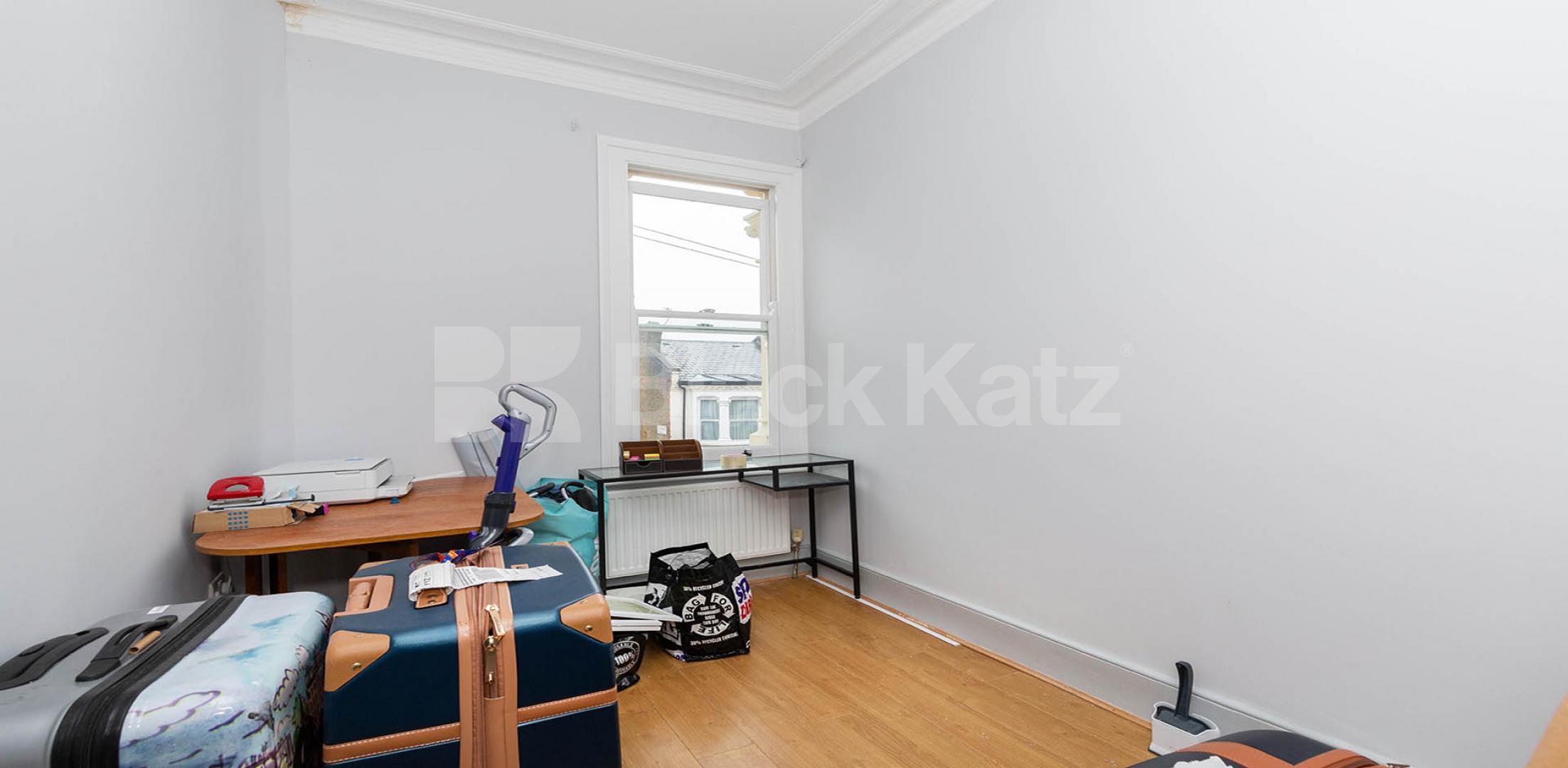 			6 Bedroom, 2 bath, 2 reception Flat			 Parolles Road, Archway